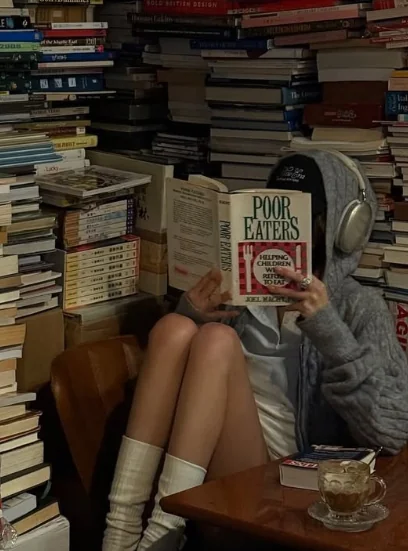 Читательница среди стопок книг