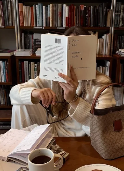 Чтение среди книжных полок